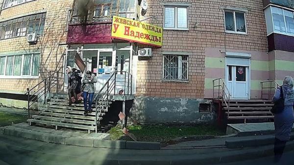 خوش شانسی دو زن حین ریزش بالکن ساختمان خوش شانسی دو زن حین ریزش بالکن ساختمان